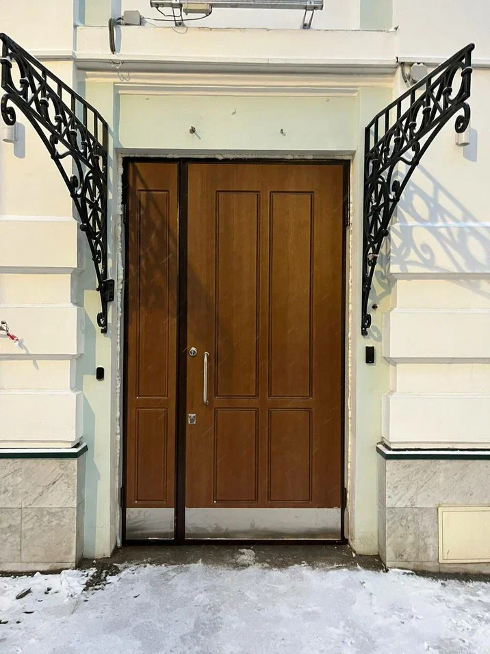 Бронированная дверь (дверной блок) I класса взломостойкости и Бр1 класса пулестойкости 1200x2500 мм с остекленной фрамугой Бр1 и МДФ накладками с обоих сторон