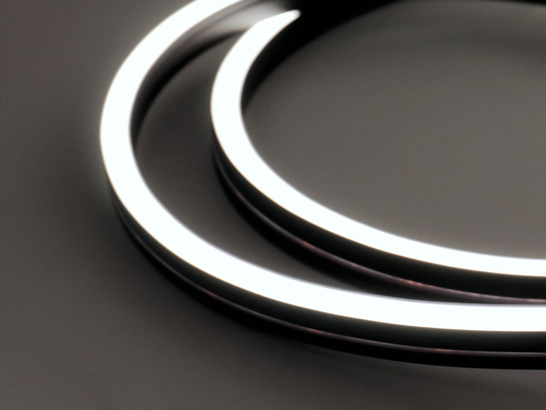 Неоновая лента тёплая белая 24В IP67 15Вт/м 120 LED/м SMD2835 12×20 мм 20 м постоянного тока чёрная оболочка NE-CC2120-24-15-BLWW-67-20M